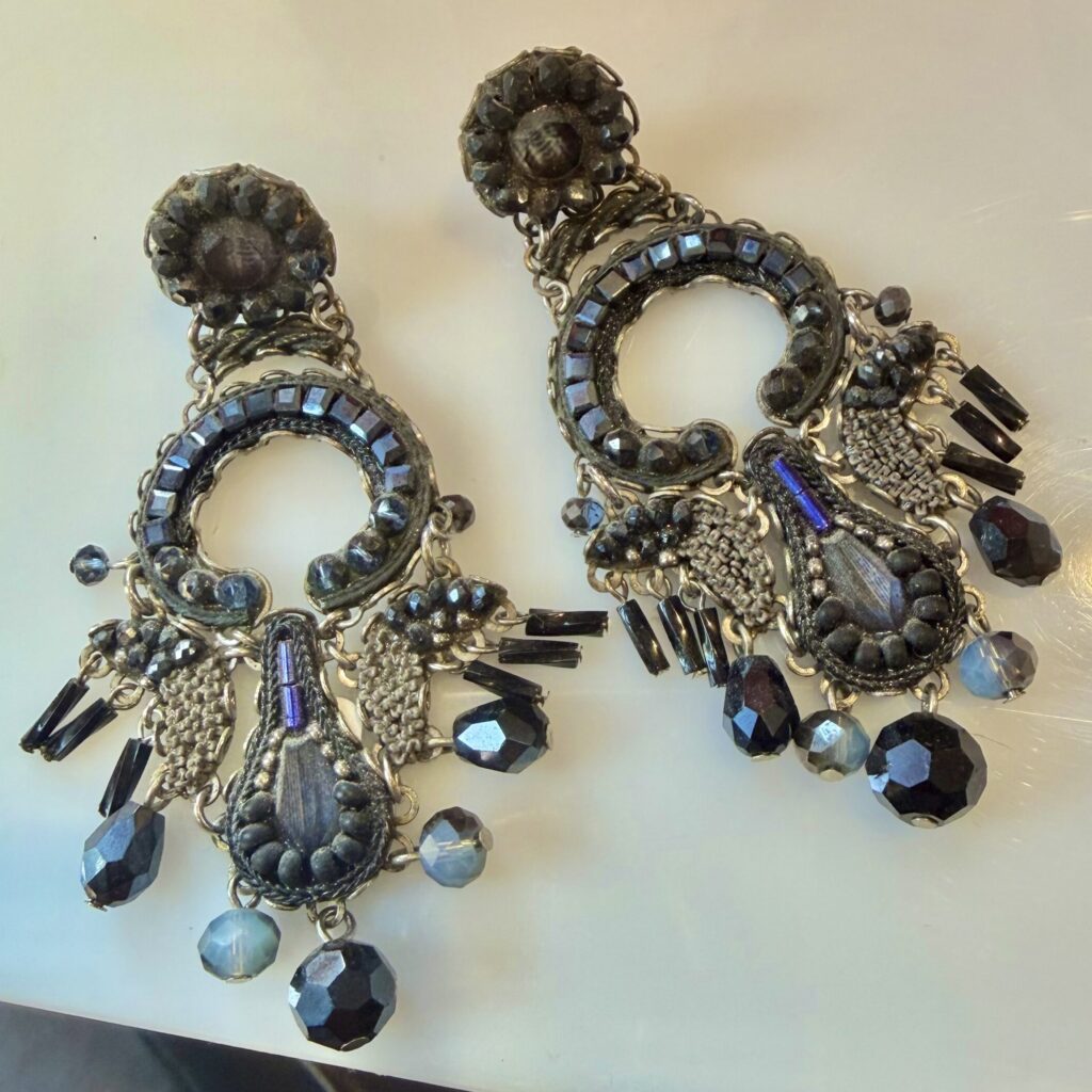 Ohrschmuck Ayala Bar mystisch in schwarz und nachtblau